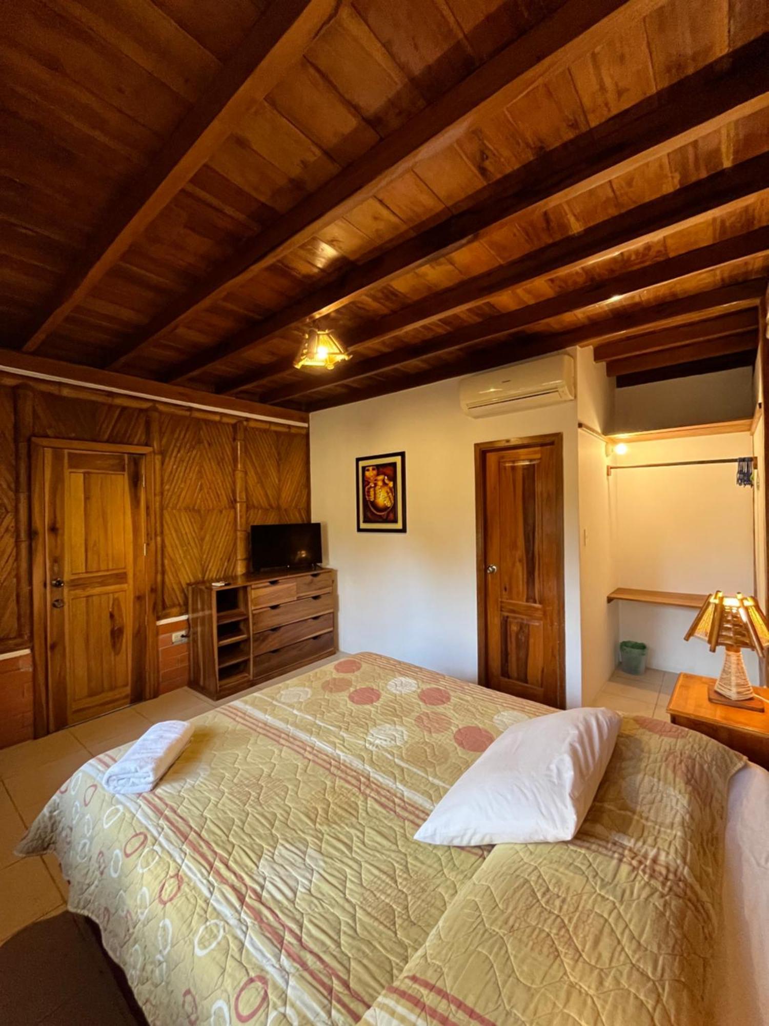 Victor Hugo Hotel Puerto López Esterno foto