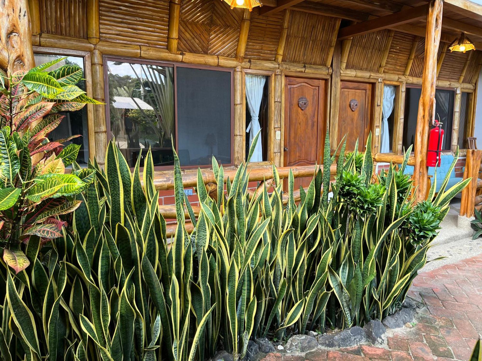 Victor Hugo Hotel Puerto López Esterno foto